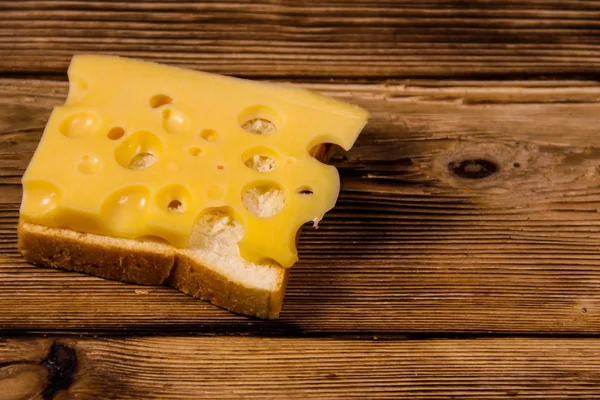 Peynirli sandviç ahşap tablo