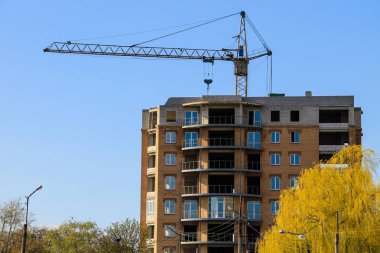 Gökyüzüne karşı inşaat halindeki vinç ve bina