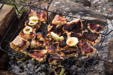 Domuz eti ızgarada kavurma