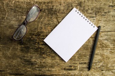 Not Defteri, gözlük ve kalem eski ahşap masa