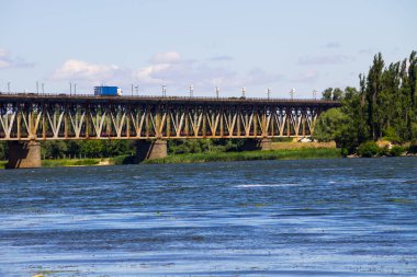 Kremenchug Dnieper Nehri üzerindeki trafik ile köprü