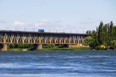 Kremenchug Dnieper Nehri üzerindeki trafik ile köprü