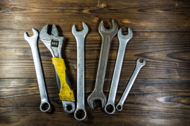 Ahşap arka plan üzerinde eski İngiliz anahtarı araçları