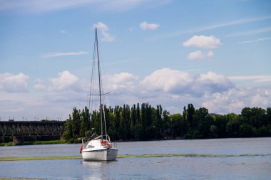Beyaz yelkenli yat Dnieper Nehri üzerinde