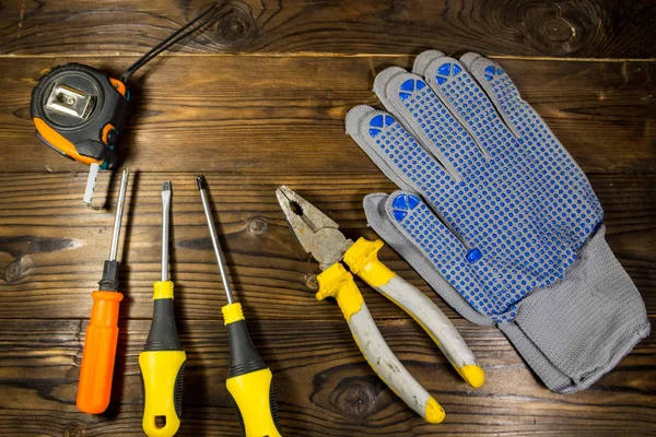 Ensemble d'outils de travail sur fond en bois — Photo