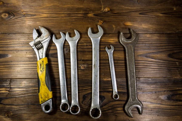 Vecchi utensili a chiave su sfondo di legno — Foto Stock
