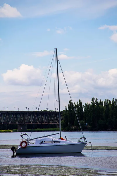 Bateau à voile blanc sur la rivière Dnieper — Photo