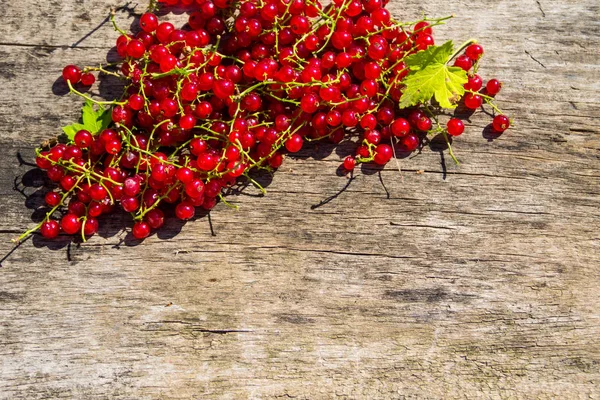 Красная смородина ягоды на деревенском деревянном фоне . — стоковое фото