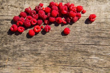 Ahududu rustik ahşap zemin üzerine