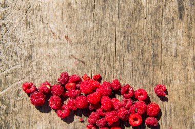 Ahududu rustik ahşap zemin üzerine