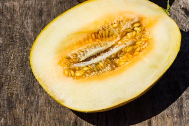 Kavun rustik ahşap arka plan üzerinde yarısı