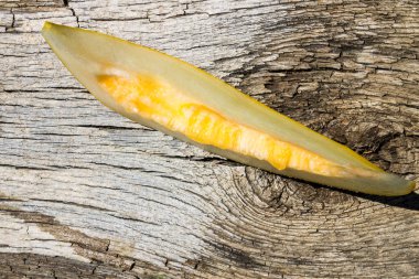 Rustik ahşap arka plan üzerinde olgunlaşmış kavun