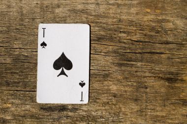 Eski ahşap arka plan üzerinde maça ası