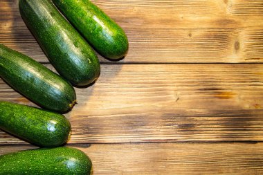 Taze kabak ahşap masa üzerinde. Üstten Görünüm