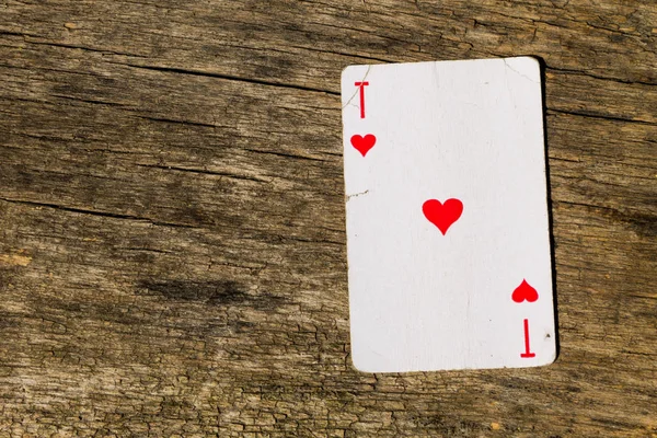 Eski ahşap zemin üzerine kupa ası