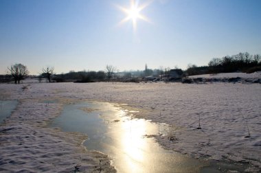 Donmuş su ve ağaçları ile kış çayır