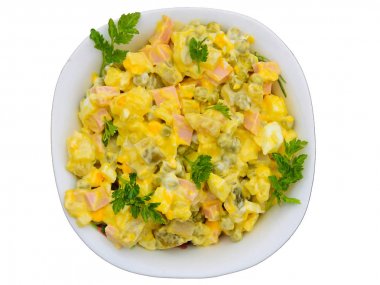 Beyaz arka plan üzerinde Olivier izole geleneksel Rus salatası