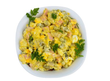 Beyaz arka plan üzerinde Olivier izole geleneksel Rus salatası