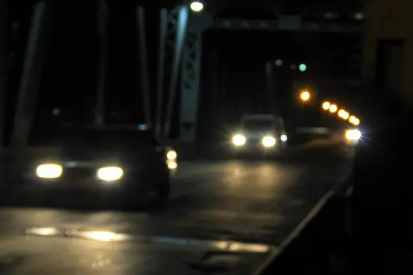 Bokeh embaçado carro luzes da noite — Fotografia de Stock