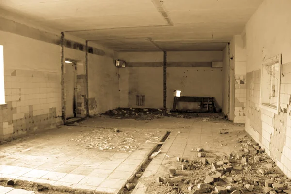 Terk edilmiş restoranın içinde.