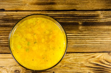 Ahşap masa üzerinde cam kapta taze çorba. Üstten Görünüm