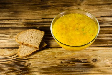 Ahşap masa üzerinde cam kapta taze çorba