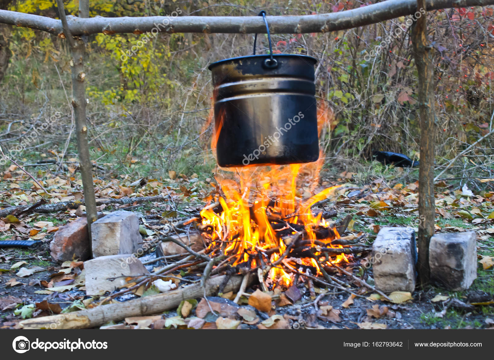Cocinar en una fogata — Foto de stock © OlyaSolodenko #162793642