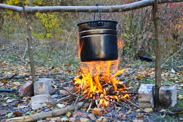 Vaření na táborák — Stock fotografie