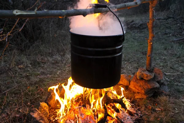 Cozinhar em uma fogueira — Fotografia de Stock