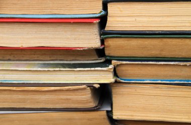 Eski kitap yığını