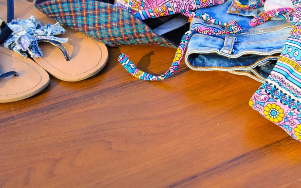 Set di abbigliamento da spiaggia su sfondo in legno — Foto Stock