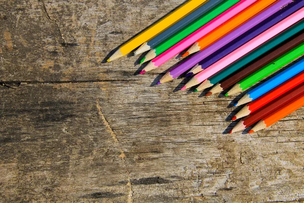 Ahşap arkaplanda renkli kalemler — Stok fotoğraf