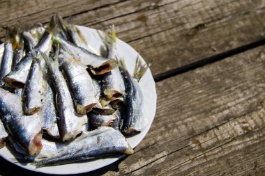 Rustik ahşap masa üzerinde bir tabakta yıkılmış Baltık ringa balığı