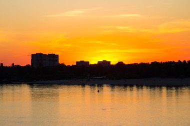 Kremenchug City Dnieper Nehri üzerinde turuncu günbatımı
