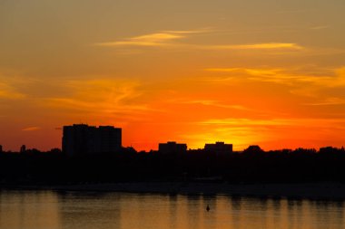 Kremenchug City Dnieper Nehri üzerinde turuncu günbatımı