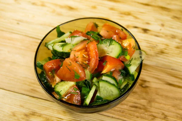 Frisse salade met tomaat, komkommer, ui, peterselie en dille — Stockfoto