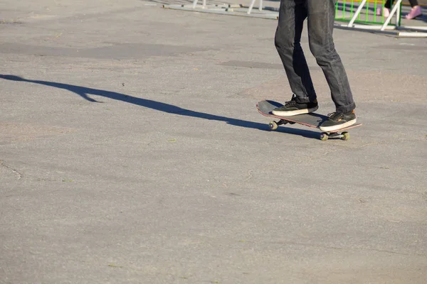 Skateboarder legs riding skateboard — Stock Photo, Image