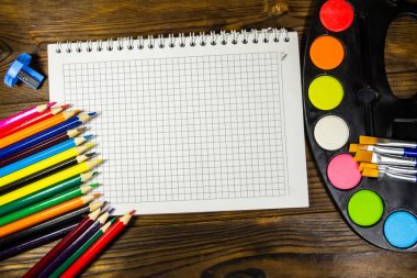 Ahşap arka plan üzerinde çizim araçları kümesi 