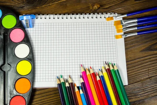 Ahşap arka plan üzerinde çizim araçları kümesi 