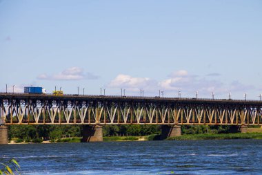 Kremenchug Dnieper Nehri üzerindeki trafik ile köprü