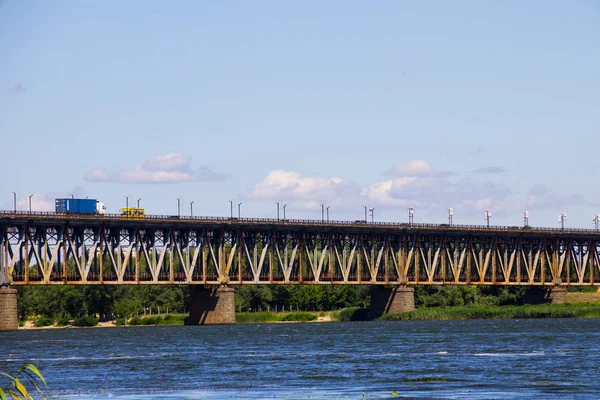 Міст з трафіком над Дніпром в Кременчузі — стокове фото