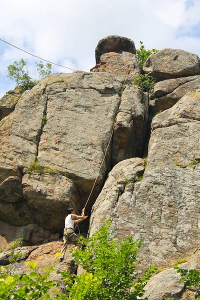 Hombre escalador trepando en una roca — Foto de Stock