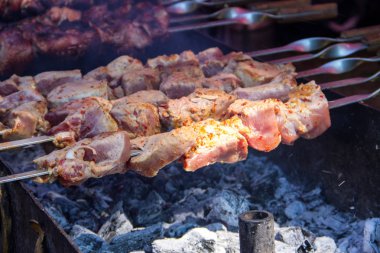 Metal şiş üzerinde yemek ızgara kebap