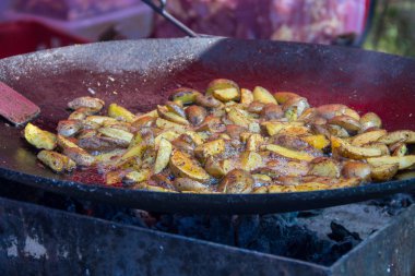 Kavrulmuş patates açık havada büyük metal kazan tencerede pişirilir