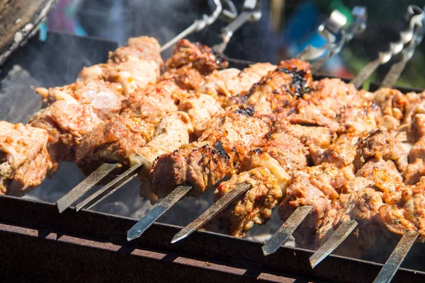 Cuisiner le kebab grillé sur une brochette métallique — Photo