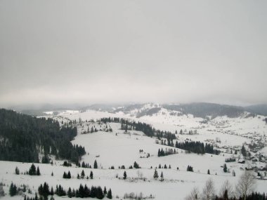Karpatlar, Ukrayna kışın köye görüntülemek