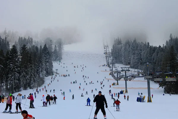 Άγνωστα άτομα, σκι και snowboard στο χιονοδρομικό κέντρο ΠΛΑΙ — Φωτογραφία Αρχείου
