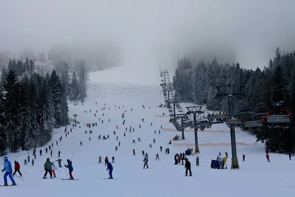 Oidentifierade personer skidåkning och snowboard i skidorten Plai — Stockfoto