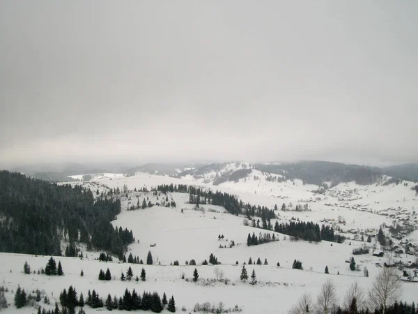 Zobrazit na vesnici v zimě Karpaty, Ukrajina — Stock fotografie