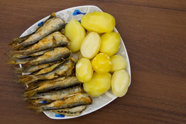 Aringa baltica fritta con patate bollite su un piatto — Foto Stock